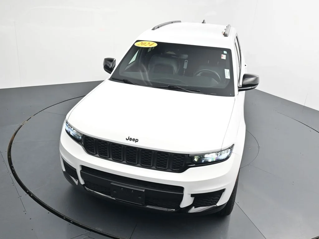 Used 2024 White Jeep Altitude image 21
