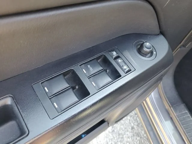 Used 2014 Granite Crystal Jeep Sport image 9