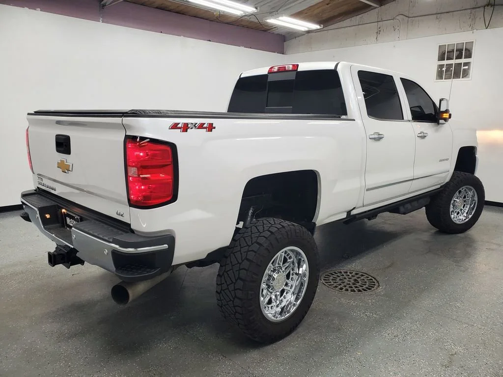 Used 2018 IRIDESCENT PEARL TRICOAT Chevrolet LTZ image 3