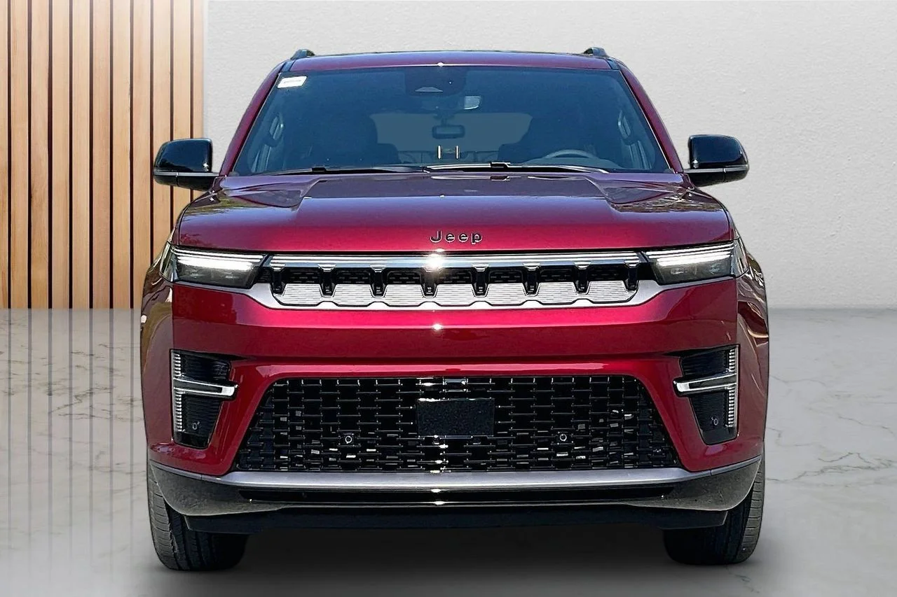 New 2026 Velvet Red Pearl-Coat Exterior Paint Jeep Limited Altitude image 3