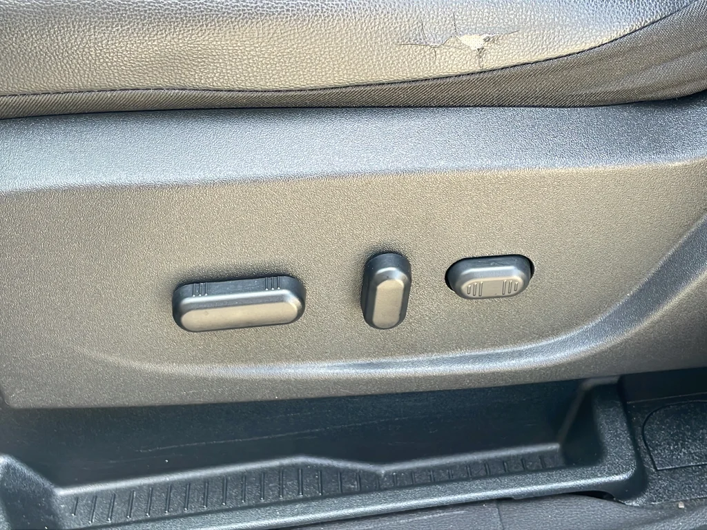 Used 2019 Black Ford SE image 33