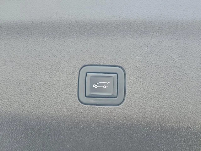 Used 2022 WHITE FROST TRICOAT GMC Denali image 37