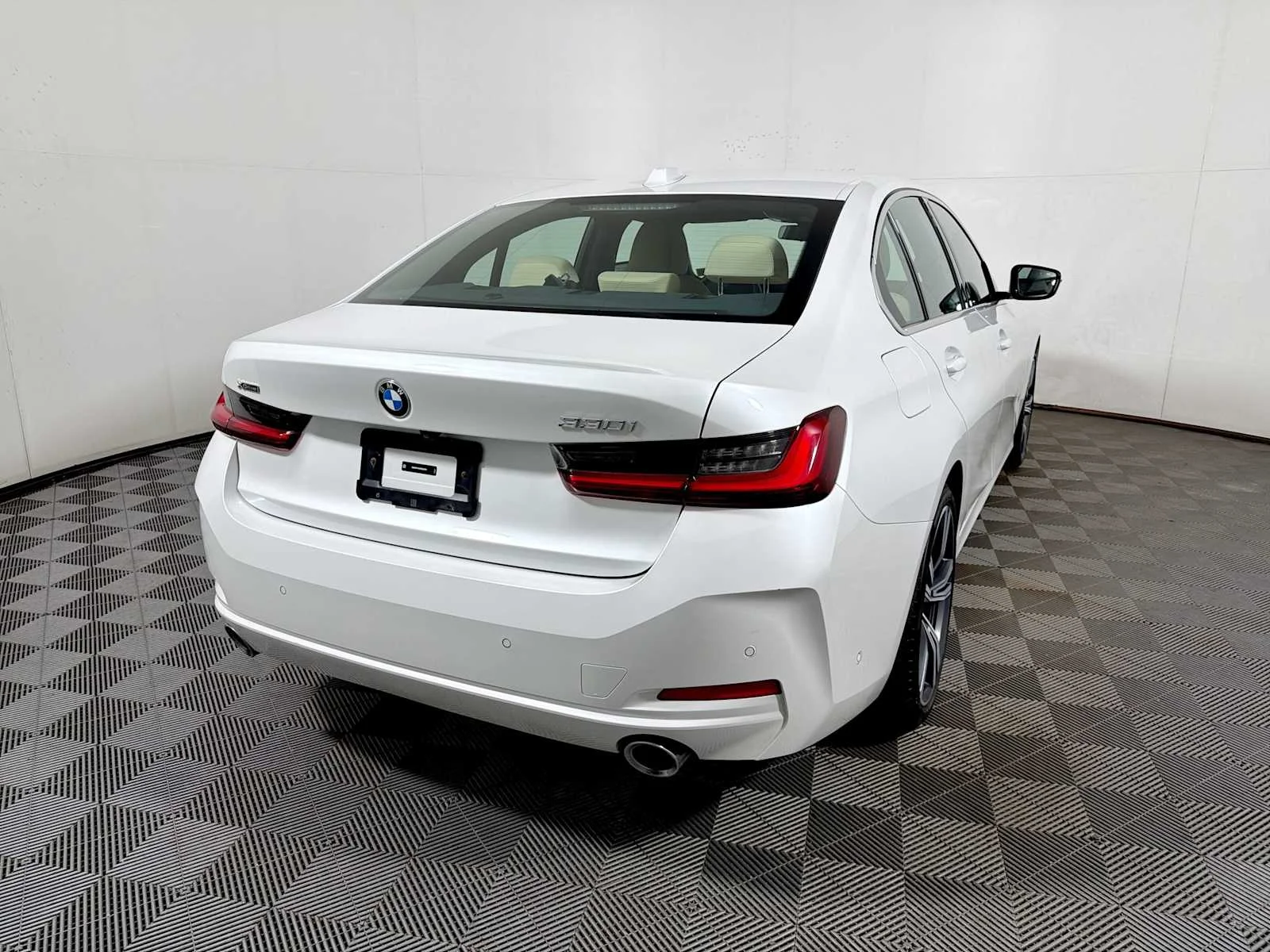 2024 BMW 3 Series 330i - Photo 6