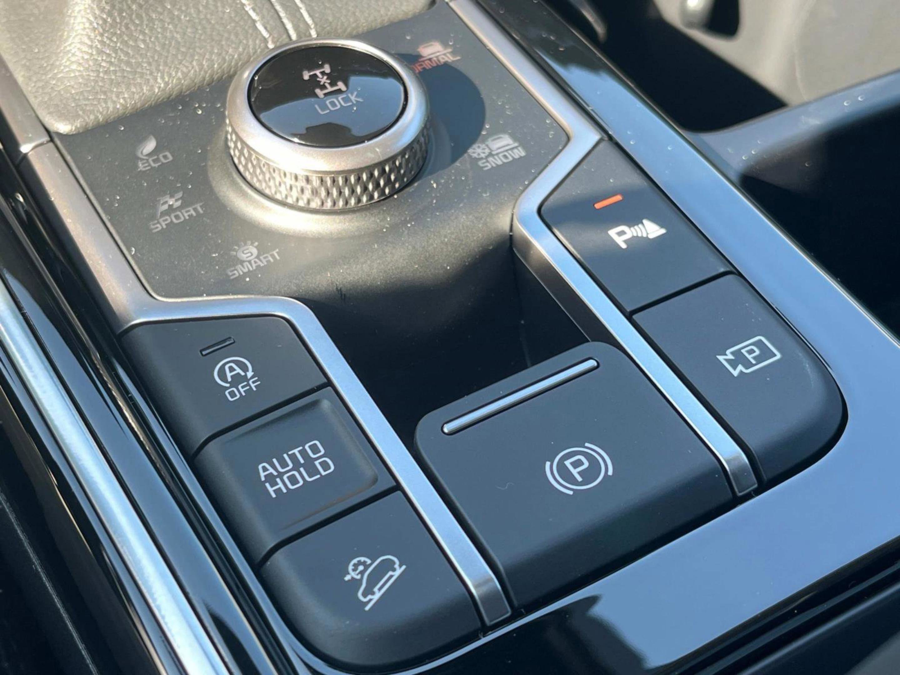 New 2025 Wolf Gray Kia X-Line SX AWD image 32