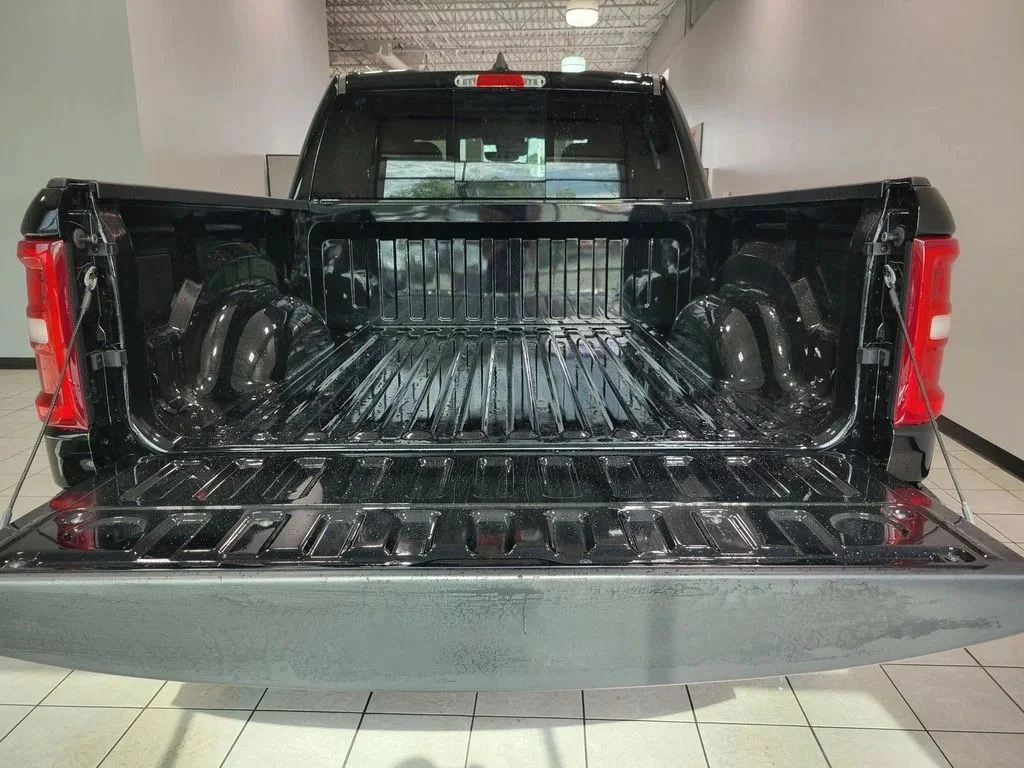 New 2026 Diamond Black Crystal Pearl-Coat Exterior Paint RAM Big Horn/Lone Star image 8