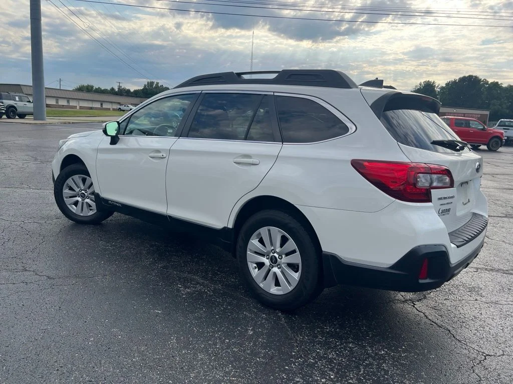Used 2018 White Subaru 2.5i Premium image 4