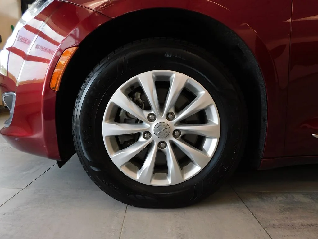 Used 2019 Velvet Red Pearlcoat Chrysler Touring L image 10