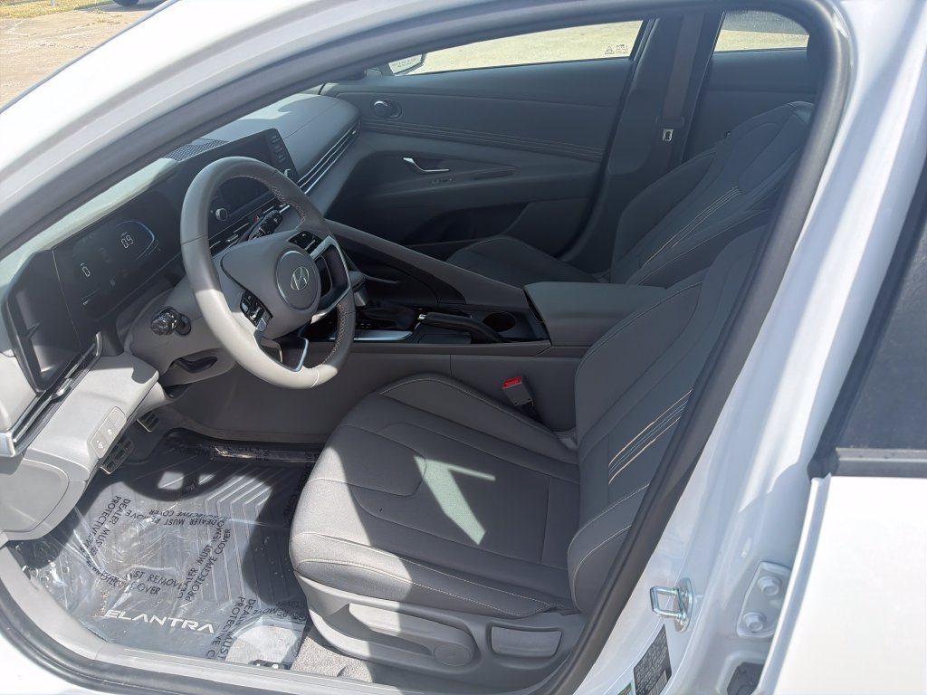Used 2025 White Hyundai SEL Sport image 13