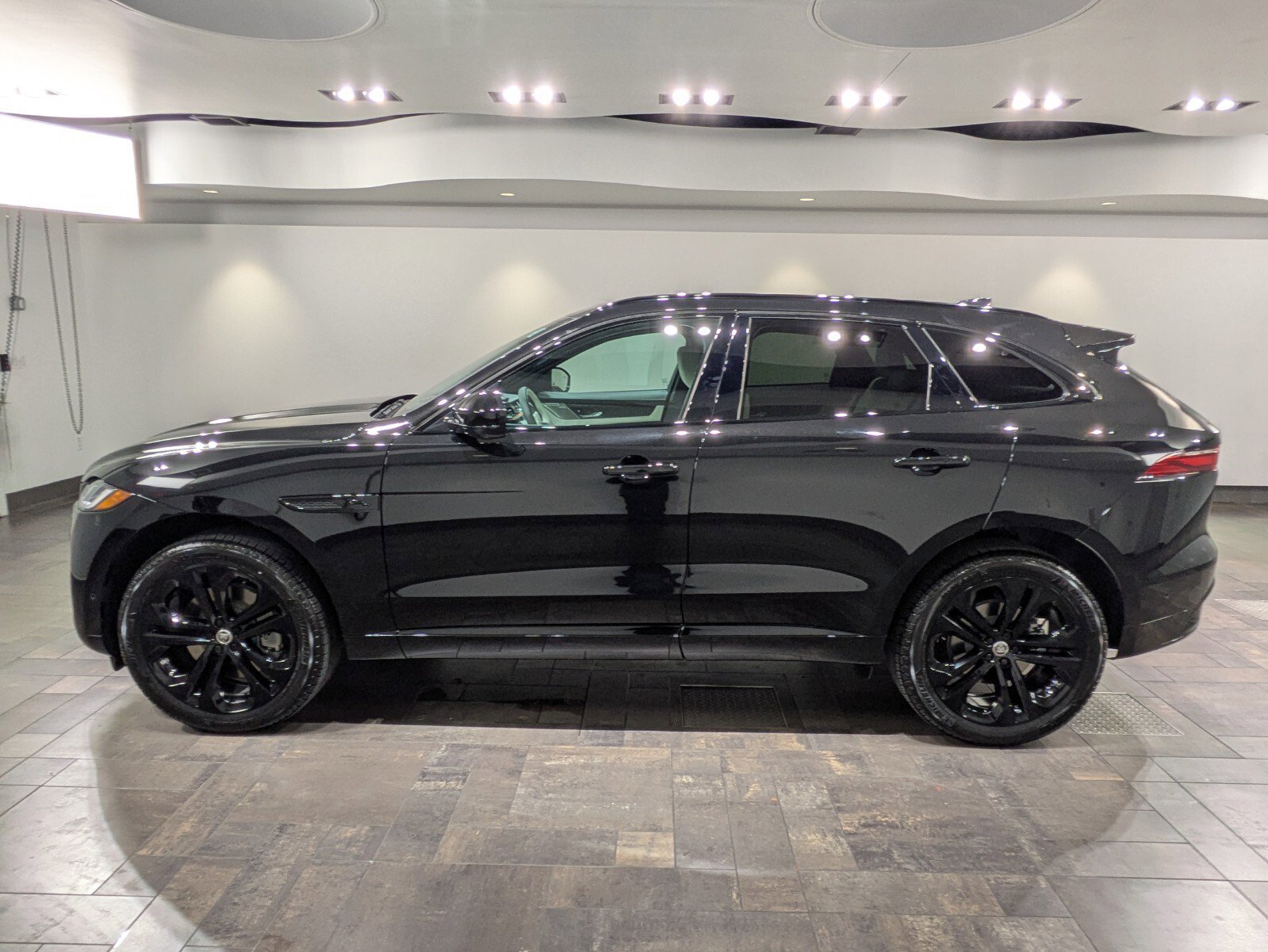2026 Jaguar F-Pace R-Dynamic S - Photo 3