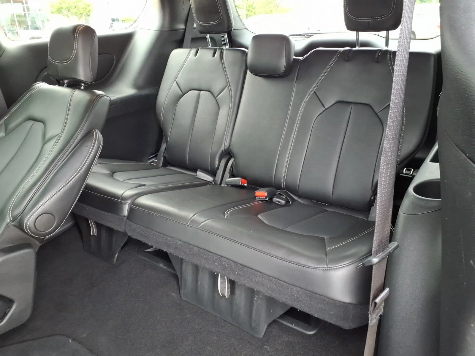 2025 Chrysler Pacifica Select - Photo 17