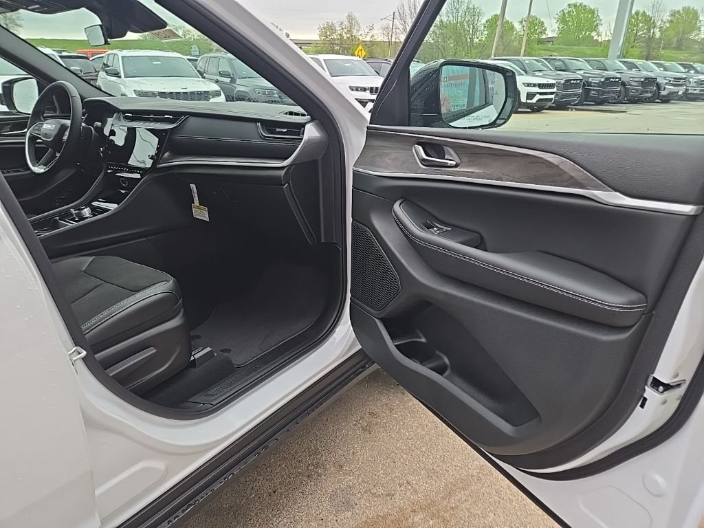 New 2026 Bright White Clear-Coat Exterior Paint Jeep Altitude image 72