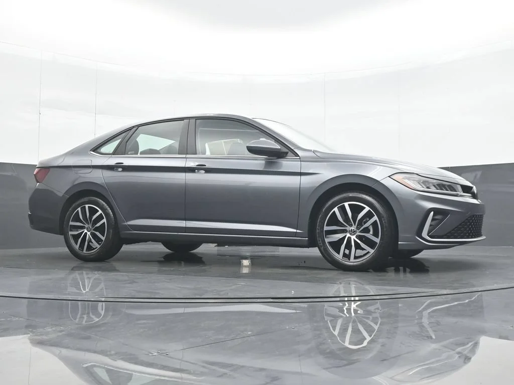 Used 2025 Gray Volkswagen 1.5T SE image 33