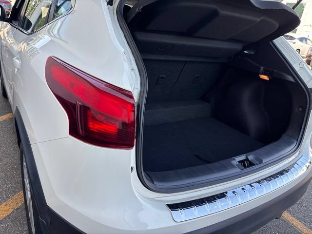 Used 2017 Glacier White Nissan S image 10