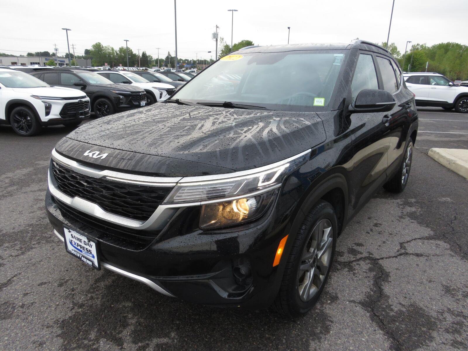Used 2022 Cherry Black Kia S image 11