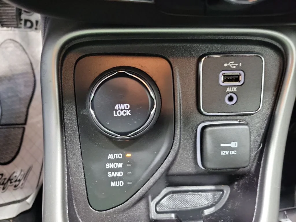 Used 2019 Red Jeep Latitude image 36