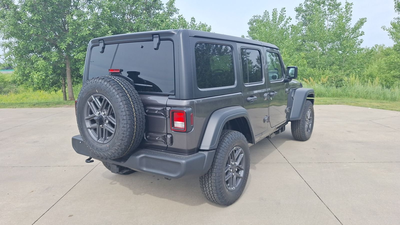 New 2026 Granite Crystal Metallic Clear-Coat Exterior Paint Jeep Sport S image 3