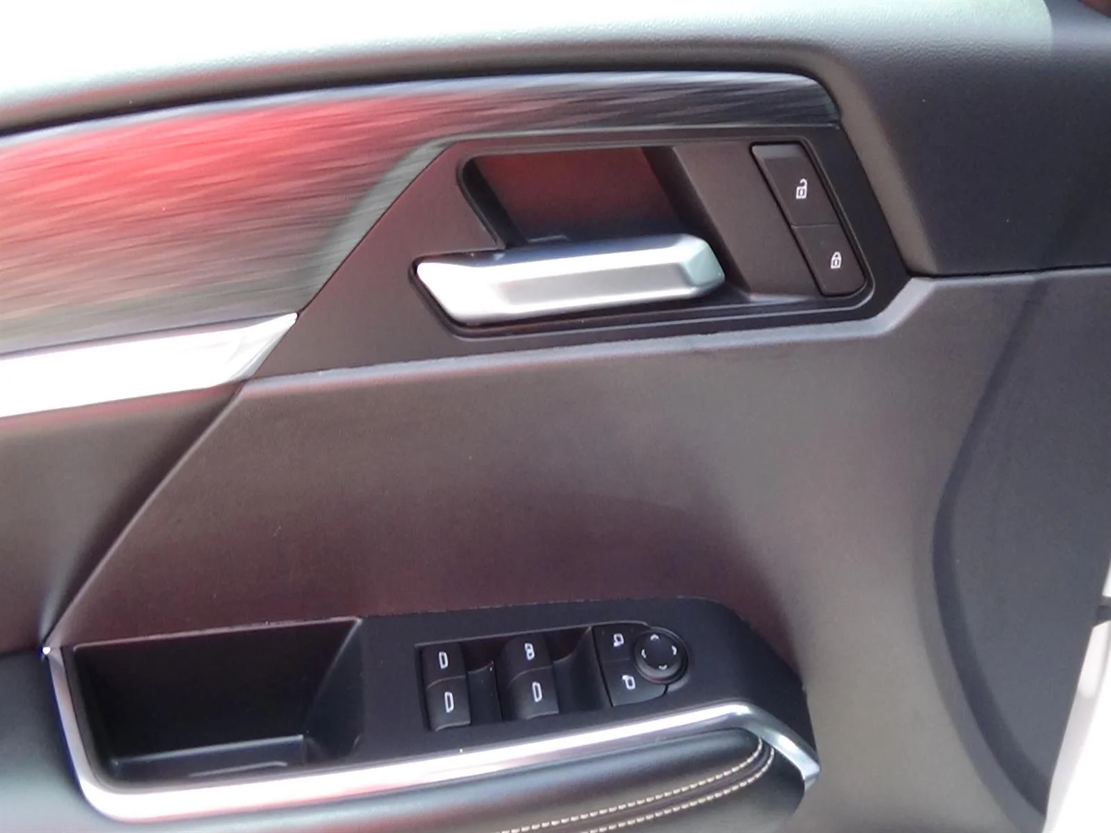 Used 2025 Summit White (gaz) GMC Elevation image 16