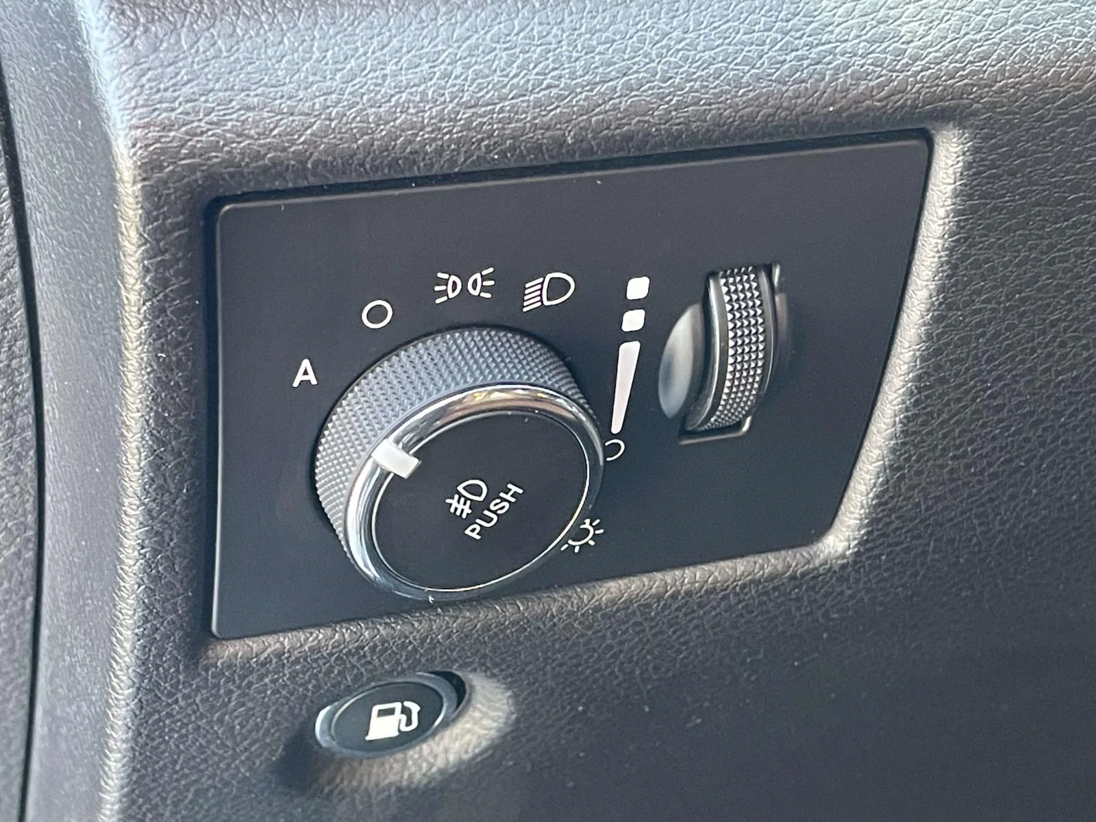 Used 2020 Diamond Black Crystal Pearlcoat Jeep Overland image 9