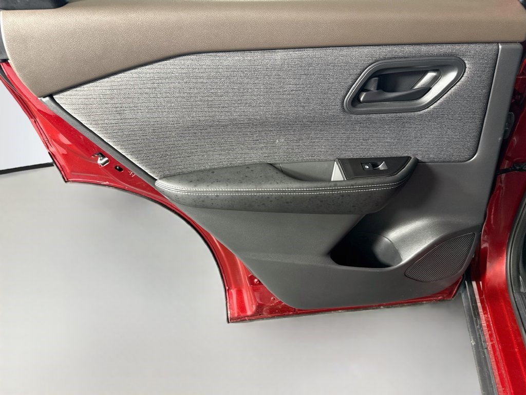 Used 2021 Scarlet Ember Tintcoat Nissan S image 22
