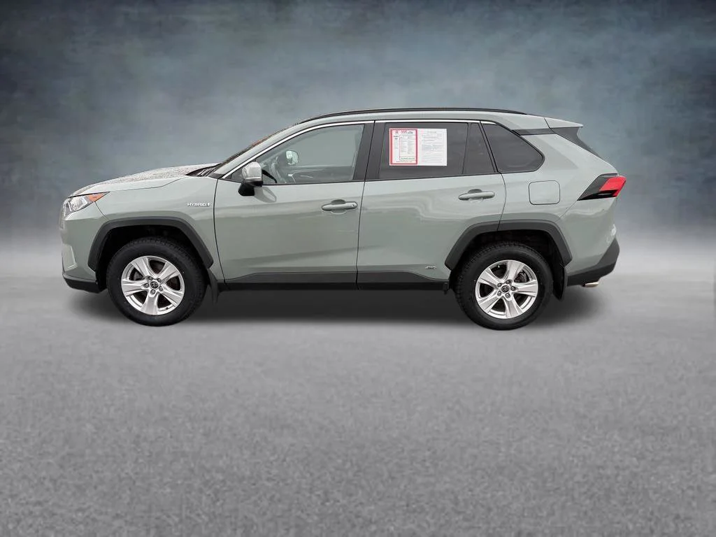 Used 2021  Toyota XLE image 2