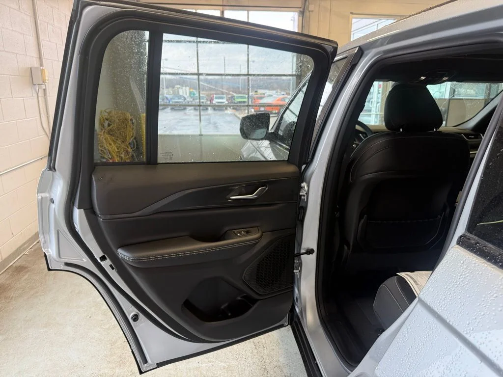 New 2026 Silver Zynith Exterior Paint Jeep Laredo X image 33