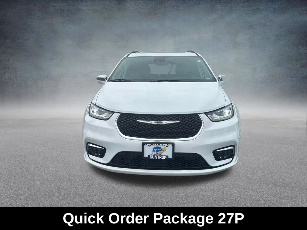 Used 2022 Bright White Clearcoat Chrysler Limited image 10