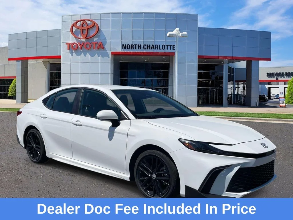 2025 Toyota Camry SE Hybrid's photo