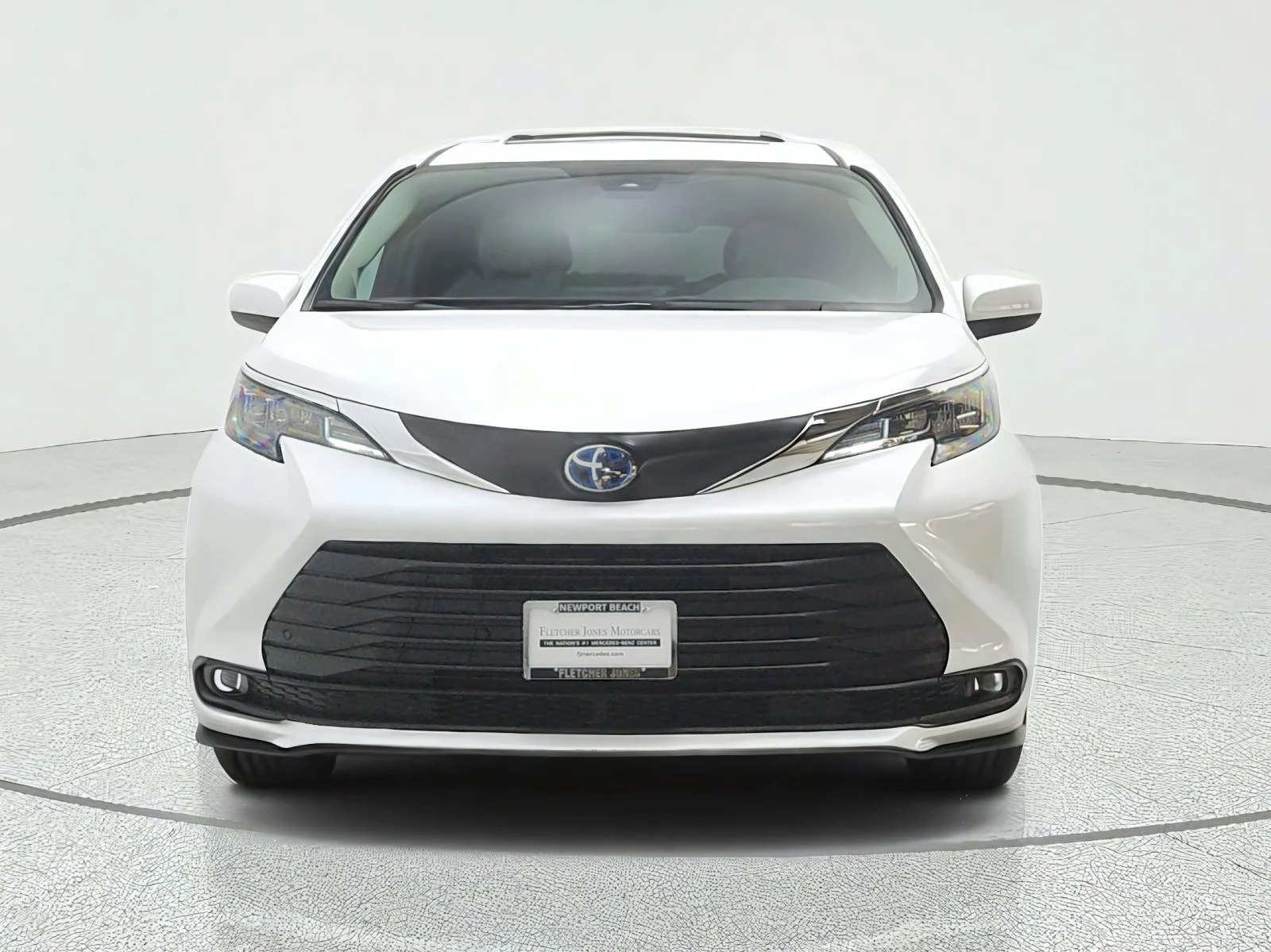 Used 2025 Wind Chill Pearl Toyota XLE AWD 7-Passenger (Natl) image 2