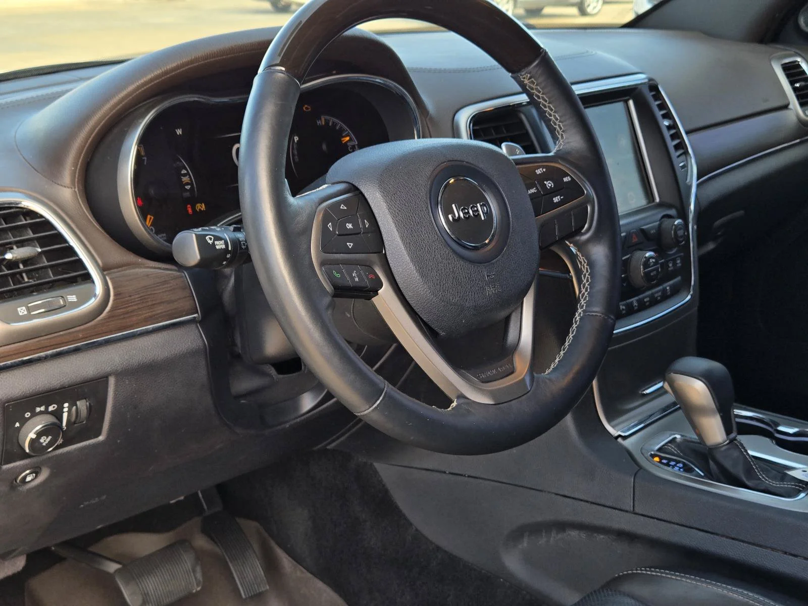 Used 2017 Ivory 3-Coat Jeep Overland image 29