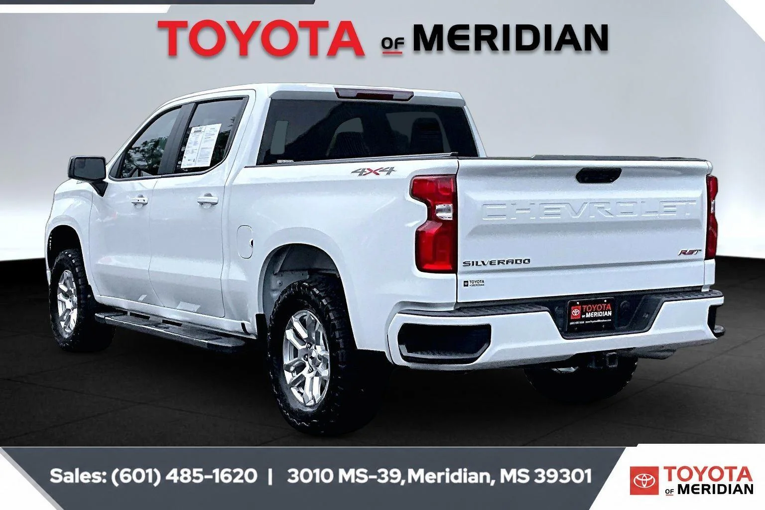 Used 2024 Summit White Chevrolet RST image 2