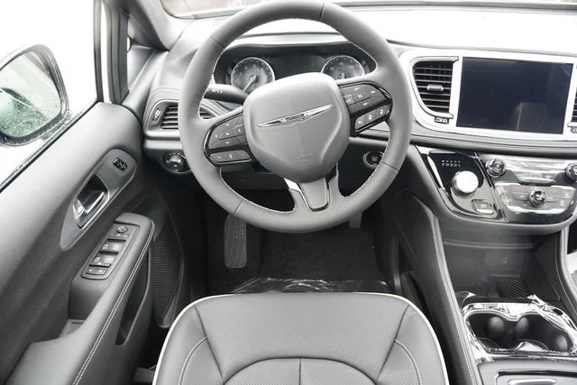 New 2026 Bright White Clear-Coat Exterior Paint Chrysler Limited image 14