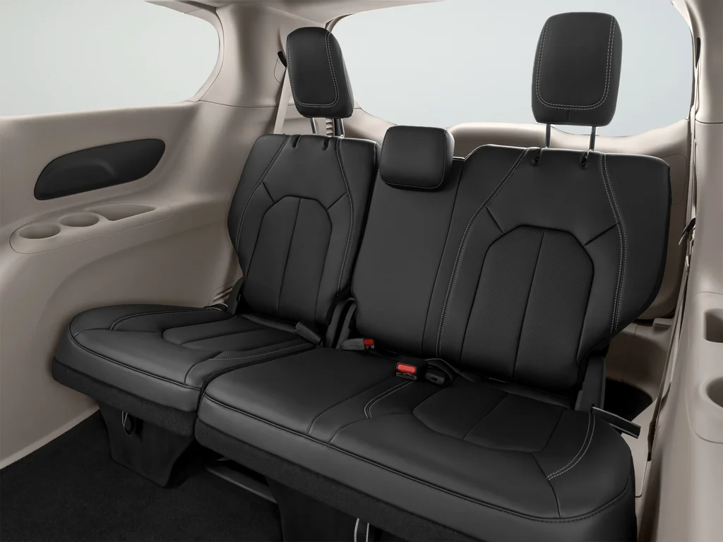 Used 2024 White Chrysler Limited image 19