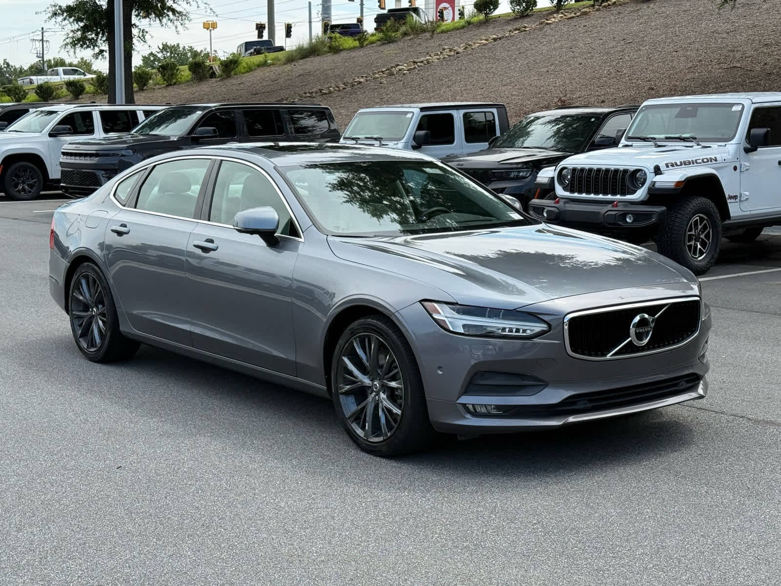 Used 2018 OSMIUM GRAY METALLIC Volvo Momentum image 7