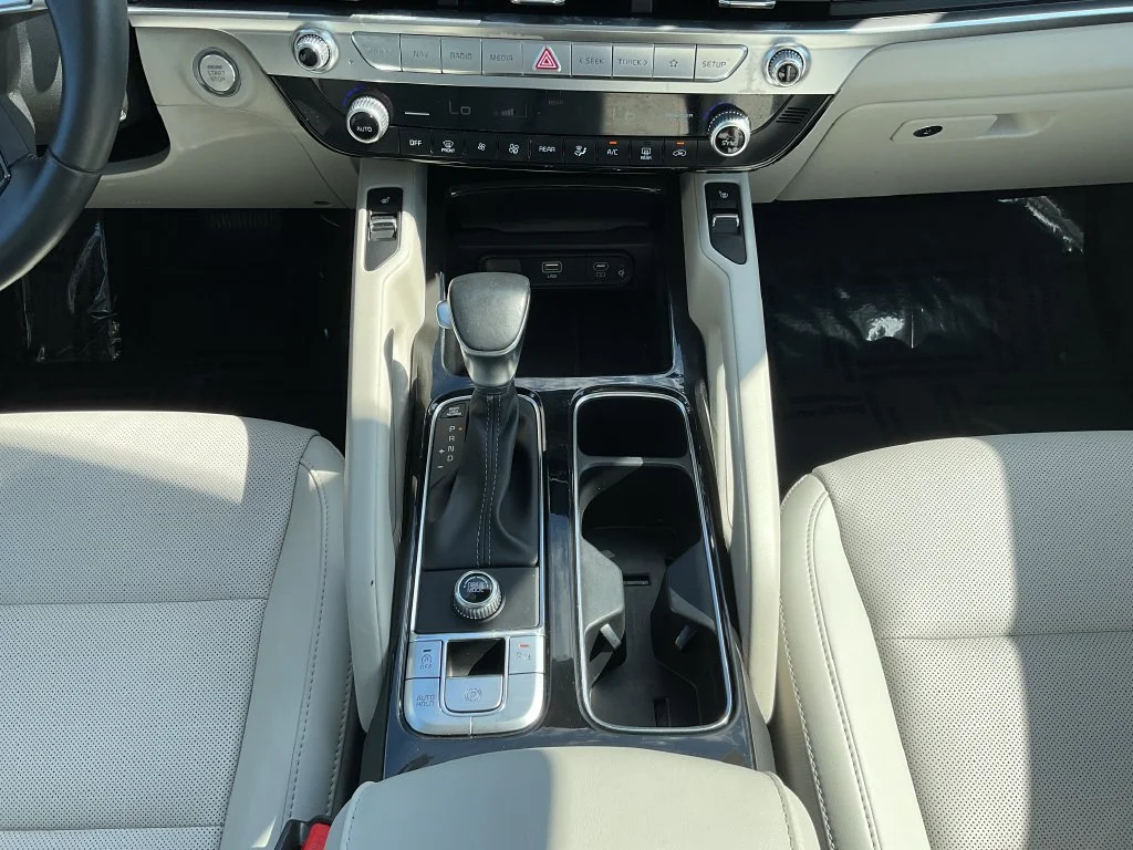 Used 2025 White Kia S image 33