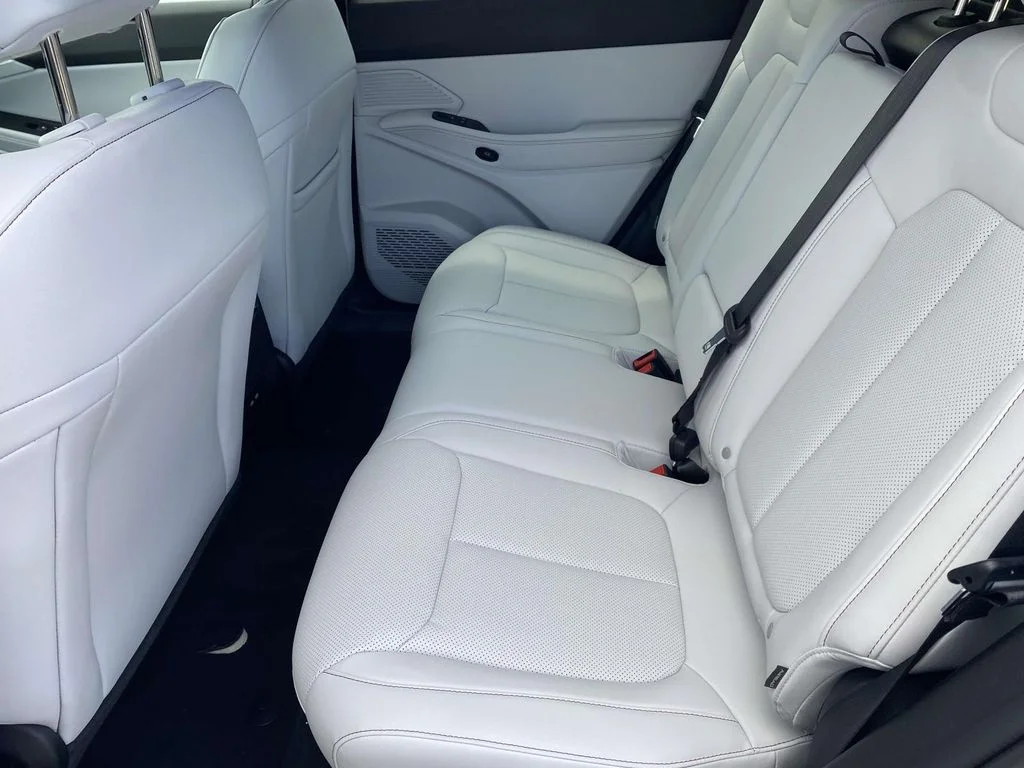 New 2026 Bright White Clear-Coat Exterior Paint Jeep Limited image 9