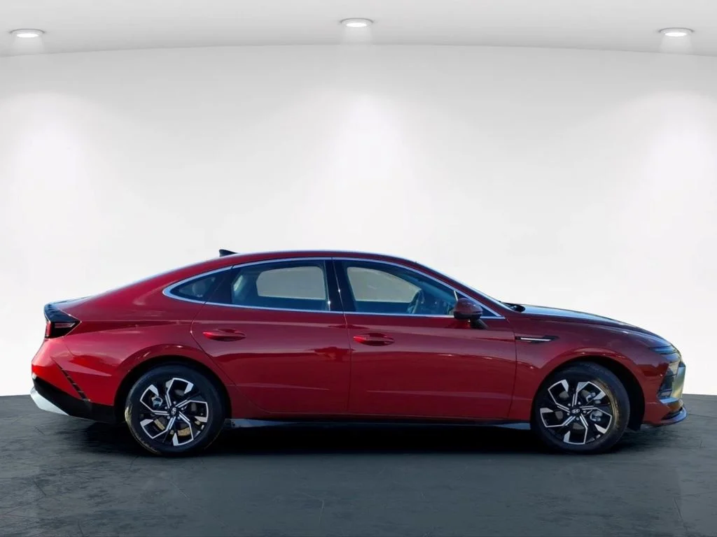 Used 2024 Red Hyundai SEL image 7