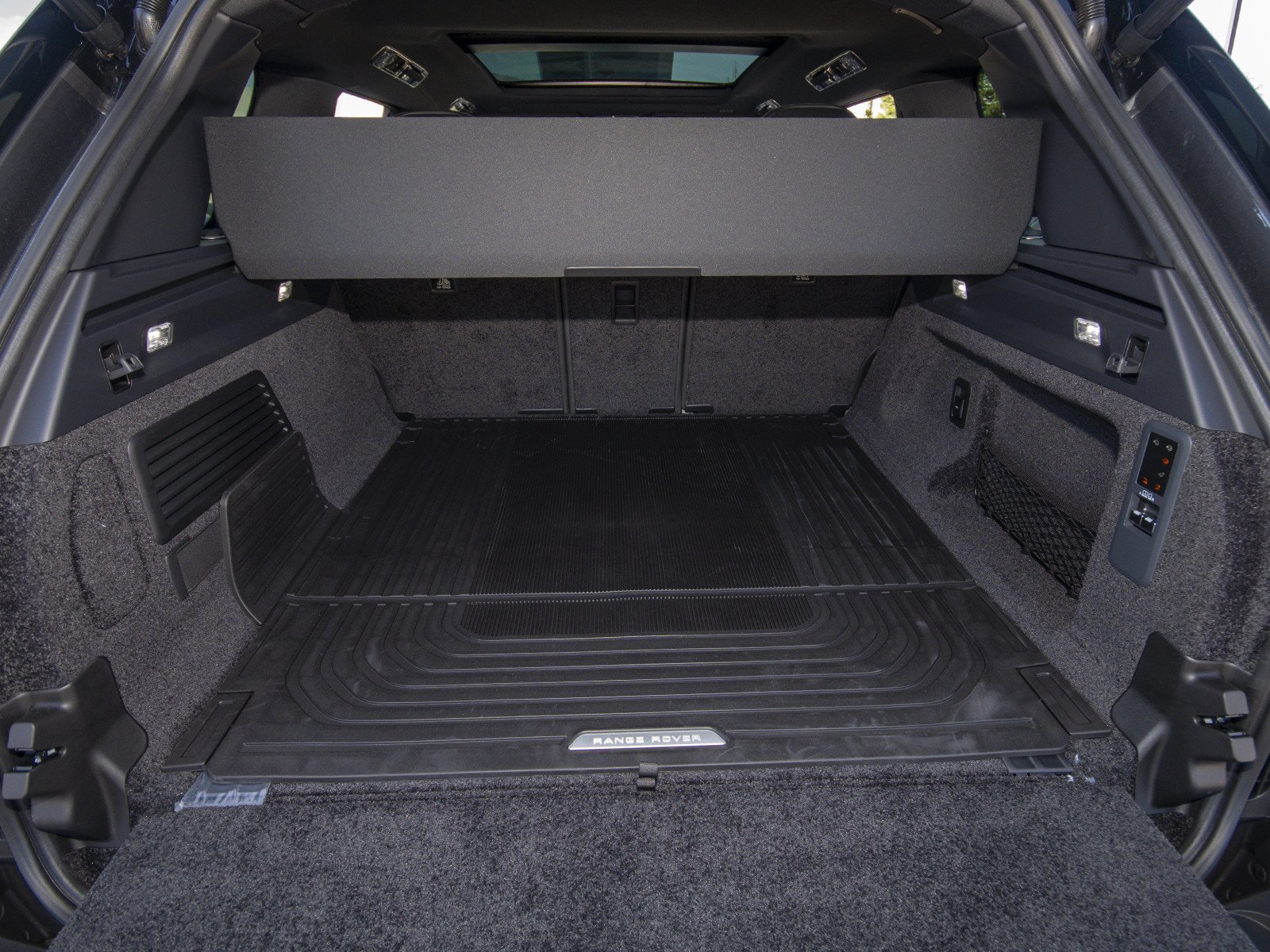 New 2026 Carpathian Grey Land Rover SE image 52