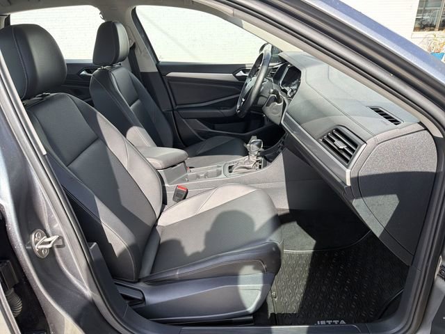 Used 2019  Volkswagen S image 26