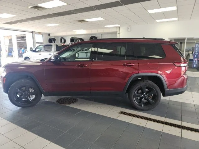 Used 2023 Velvet Jeep Limited image 6