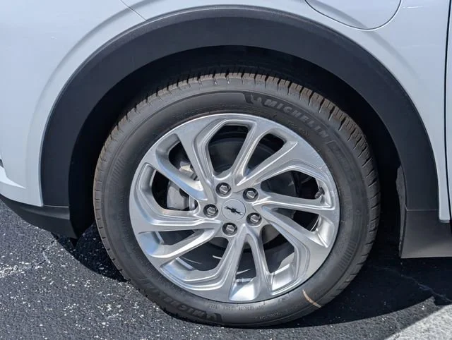New 2027 Summit White Chevrolet LT image 11