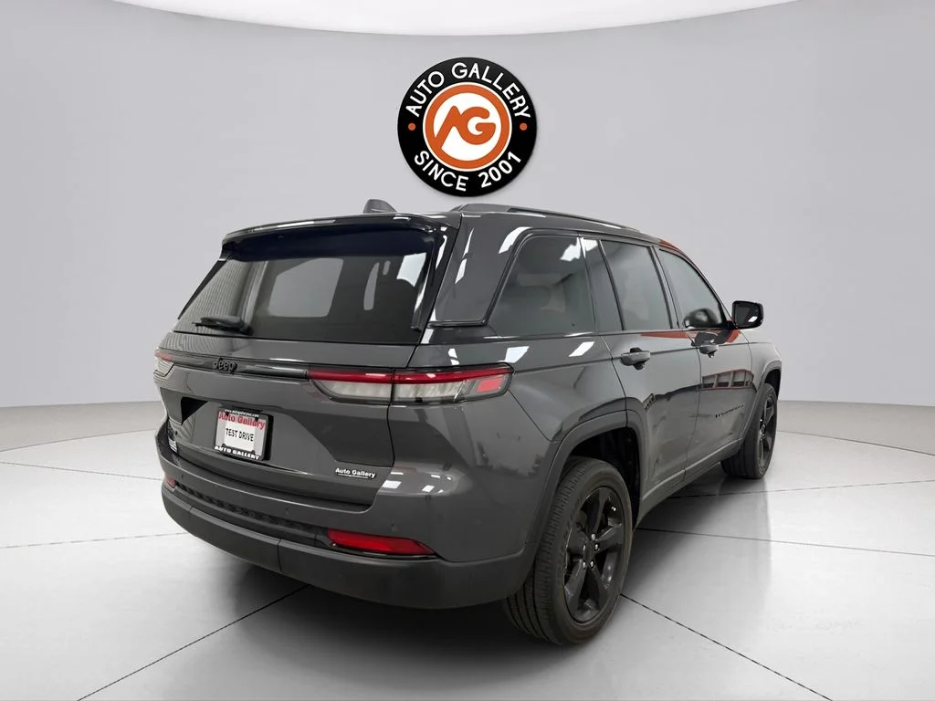 Used 2023 Gray Jeep Altitude X image 3