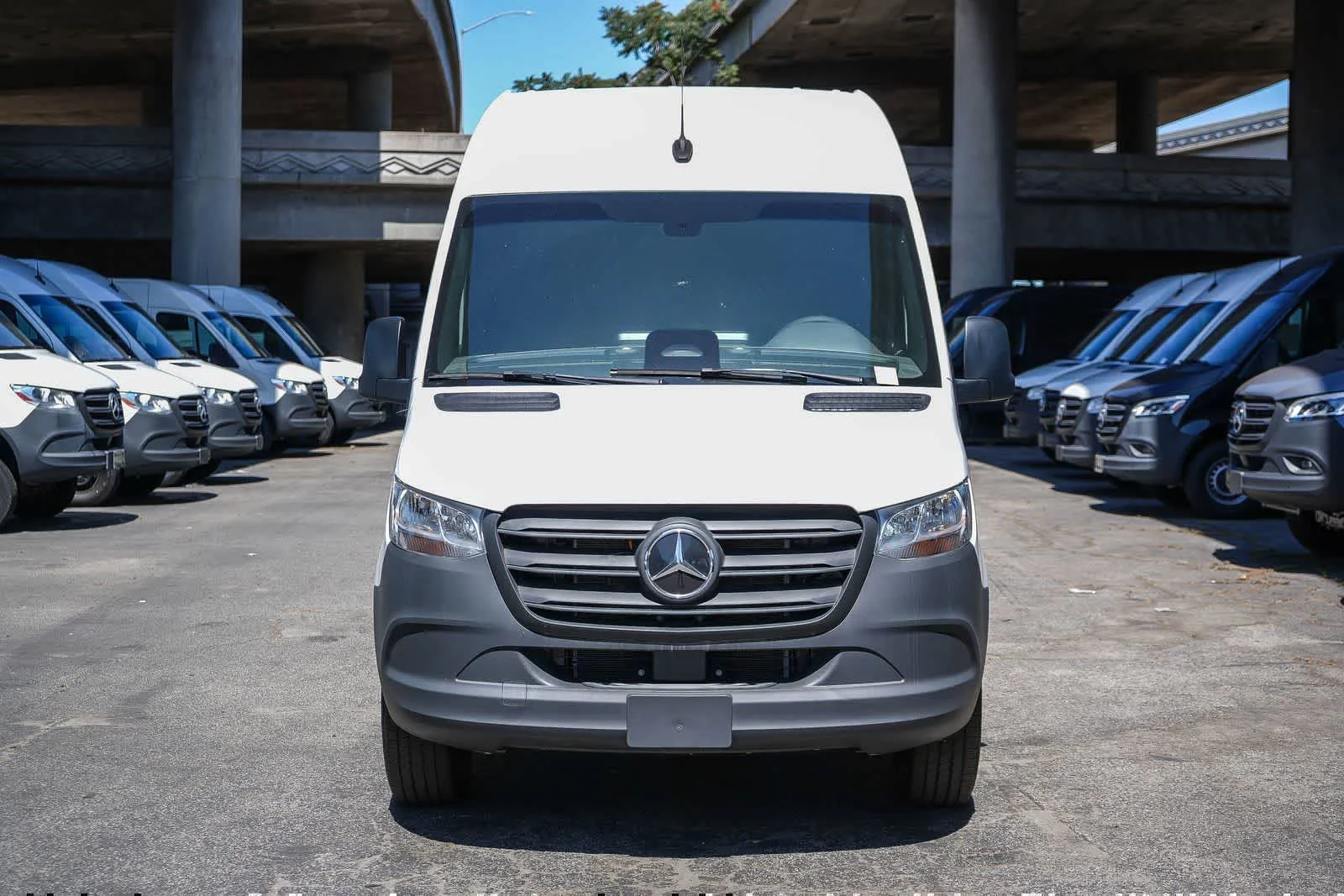 New 2025 Arctic+White Mercedes-Benz Cargo 170WB High Roof 113kW Battery RWD HO Motor image 2