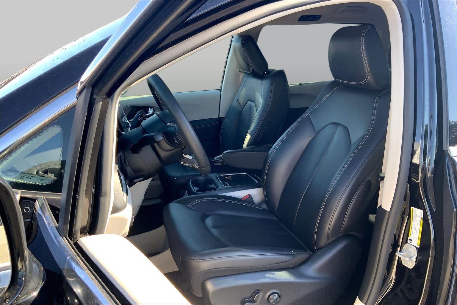 Used 2024 Diamond Black Crystal Pearlcoat Chrysler Touring L image 8