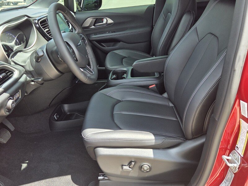 2026 Chrysler Pacifica Select - Photo 9