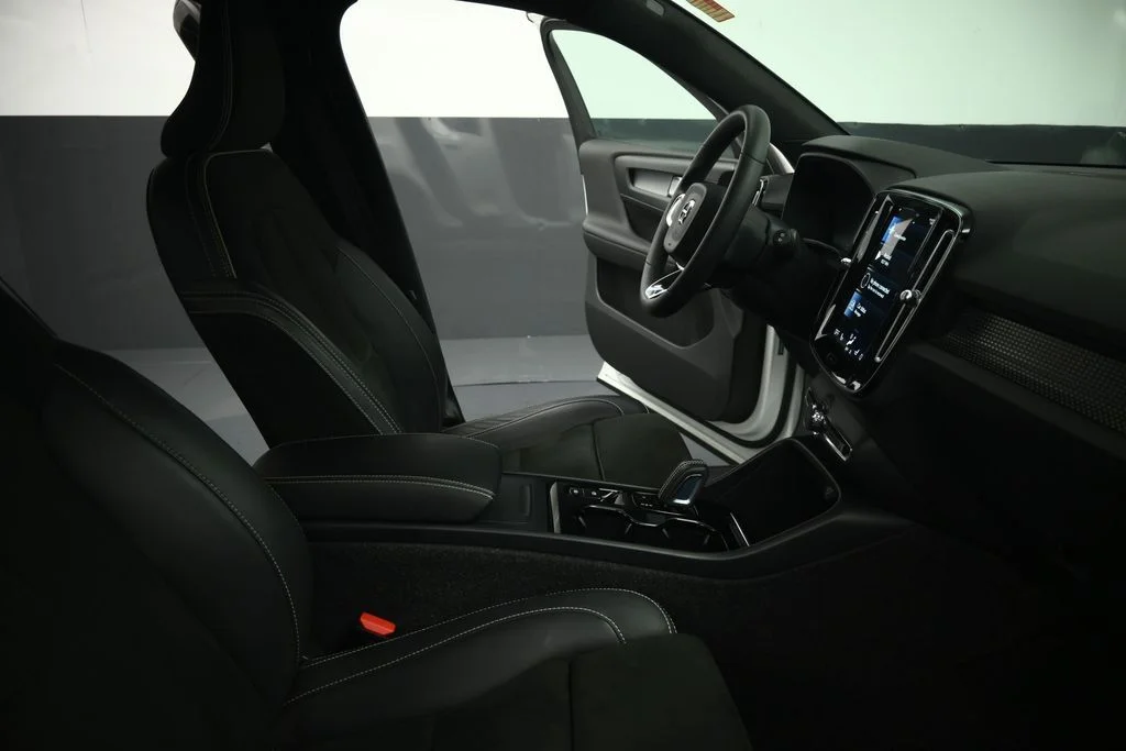 Used 2022 White Volvo R-Design image 54