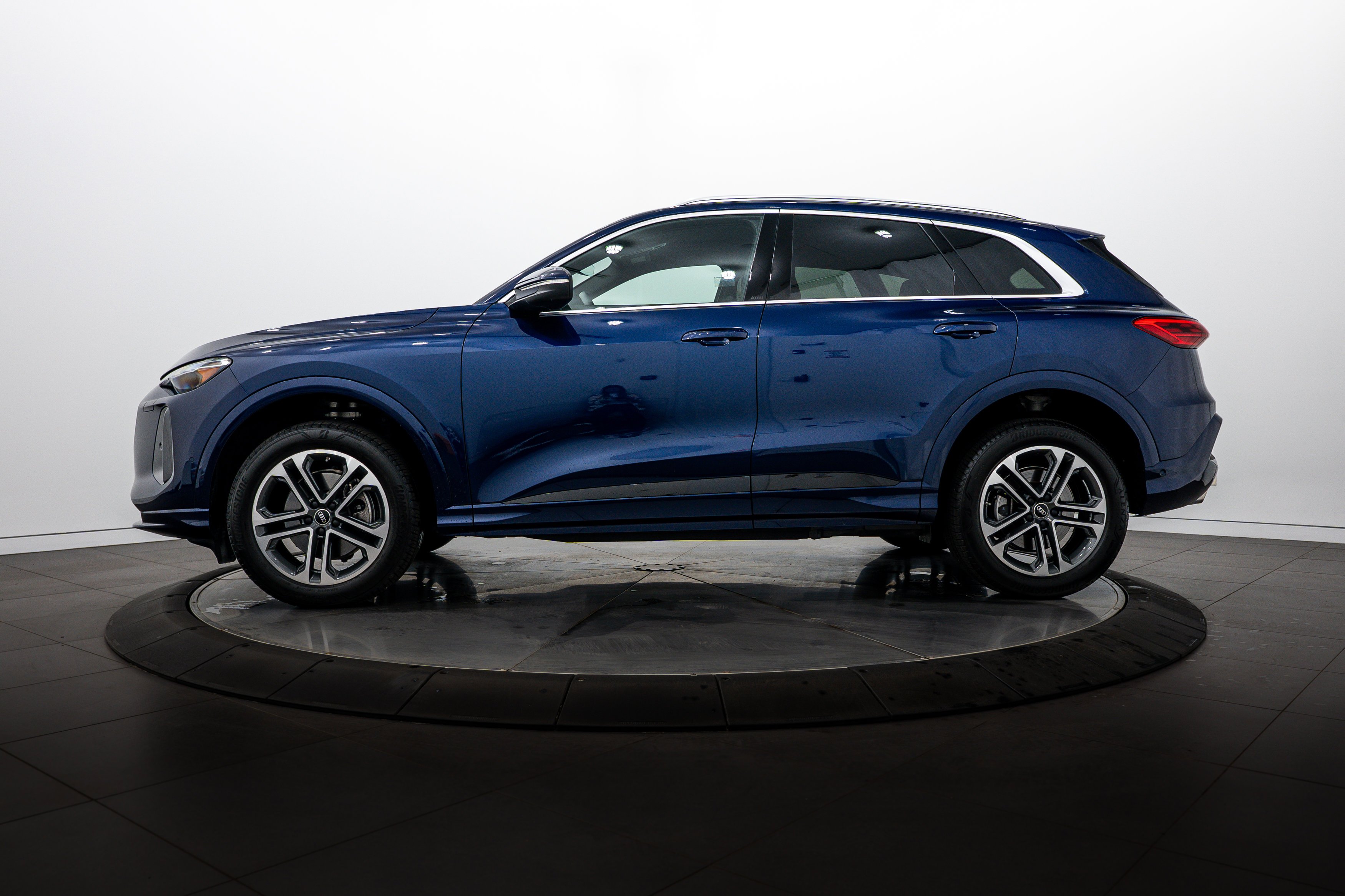 Used 2025 Navarra Blue Metallic Audi Premium image 6