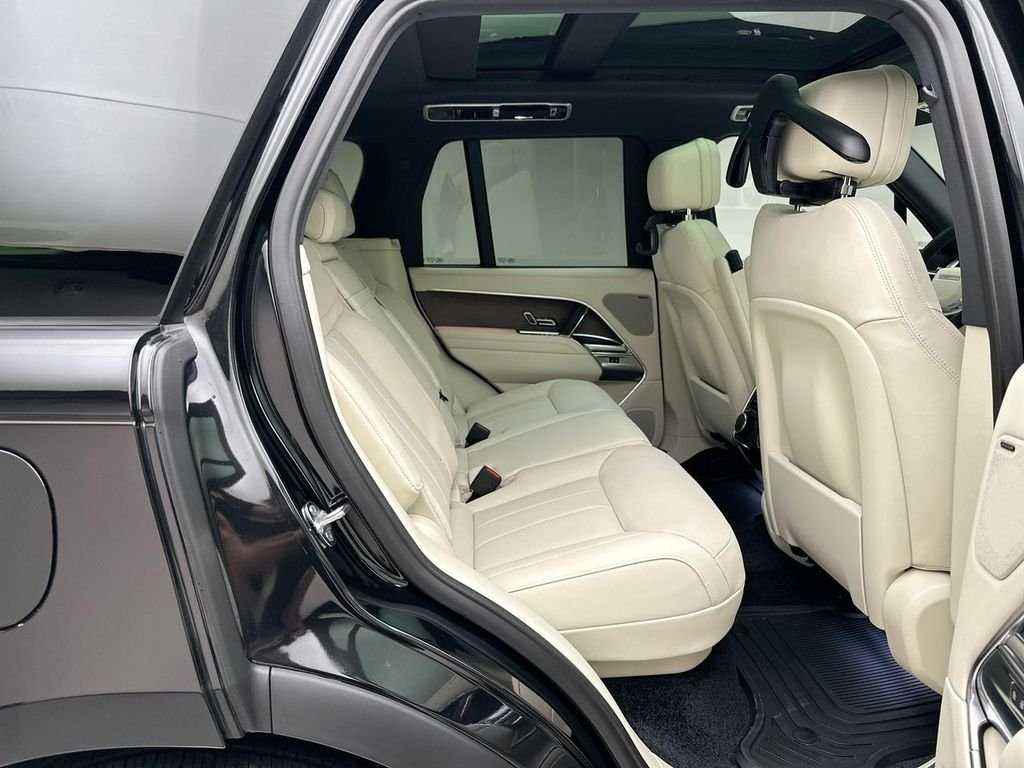 New 2026 Santorini Black Land Rover SE image 7