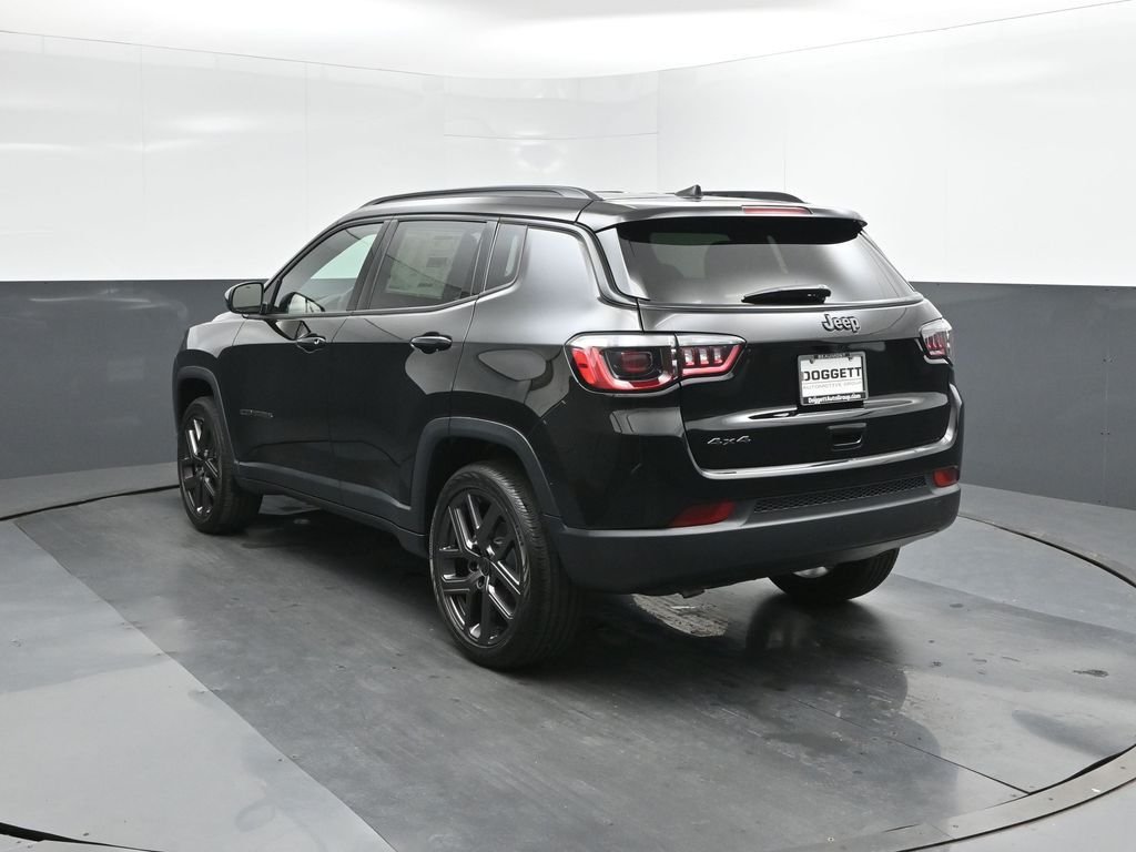 New 2026 Diamond Black Crystal Pearl-Coat Exterior Paint Jeep Latitude image 5
