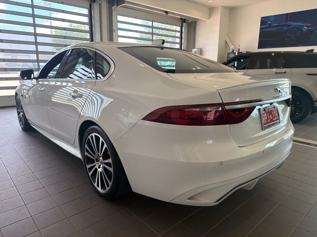 Used 2024 White Jaguar R-Dynamic SE image 3