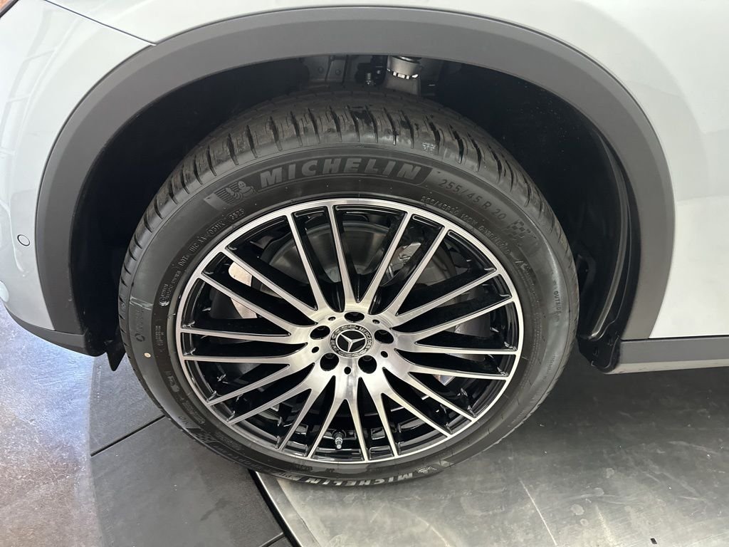 Used 2026 Silver Mercedes-Benz GLC 300 image 31